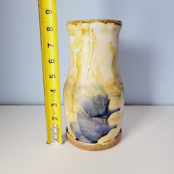 Hand Crafted Vintage Pottery Vase with Makers Mark - Picture 11 of 12